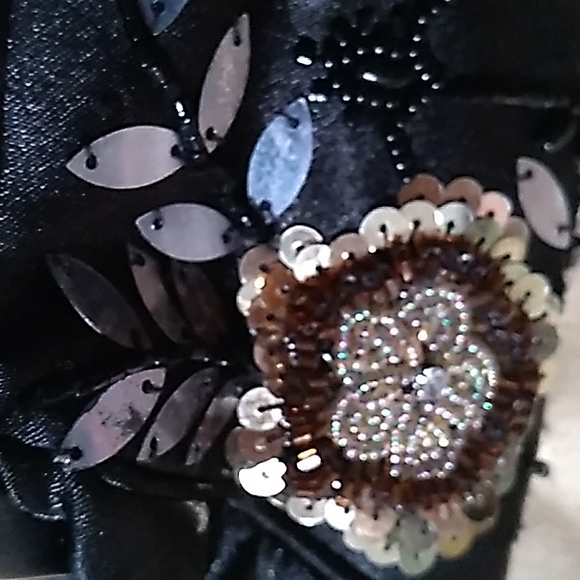 HANDBAG/CLUTCH SOPHISTICATED BLACK SILVER GREY WITH BEADING FLOWER DESIGN - Picture 4 of 8